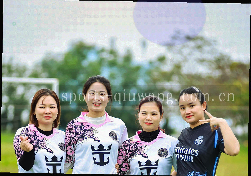 抽象排名柱状图形与草皮纹理叠合，青柠色高亮前三名