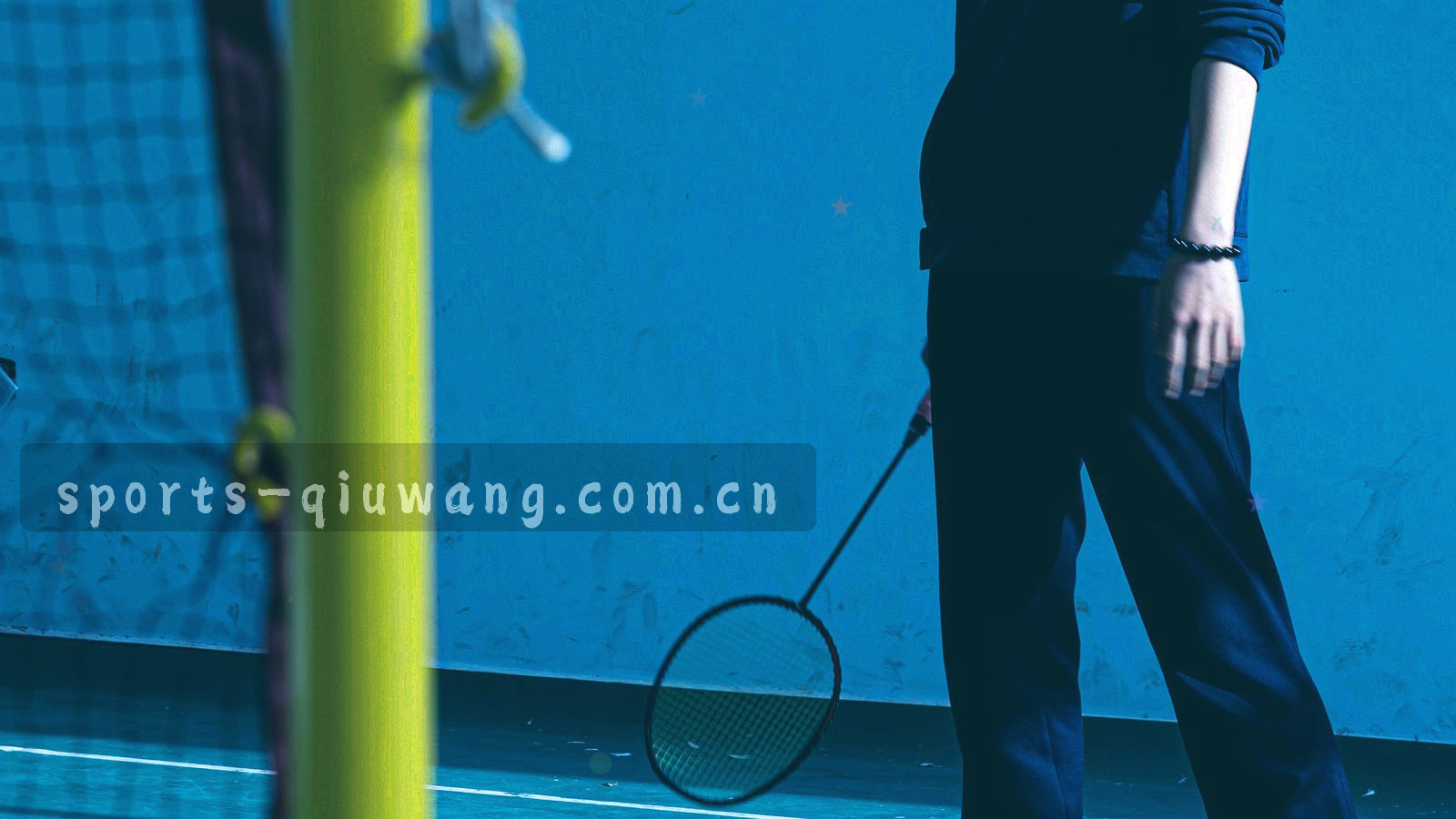 夜间球场低角度下的草皮与球网局部，画面上叠加半透明跑动轨迹线
